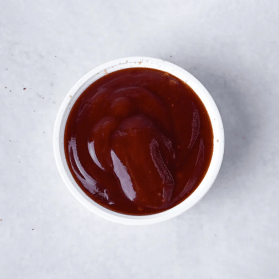 Schälchen mit BBQ-Sauce