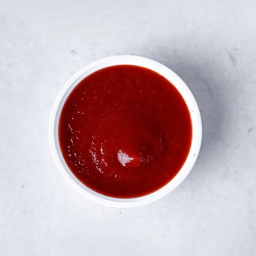 Schälchen mit Ketchup