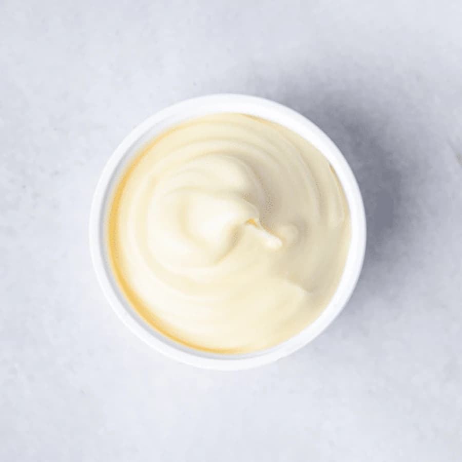 Schälchen mit Mayonnaise