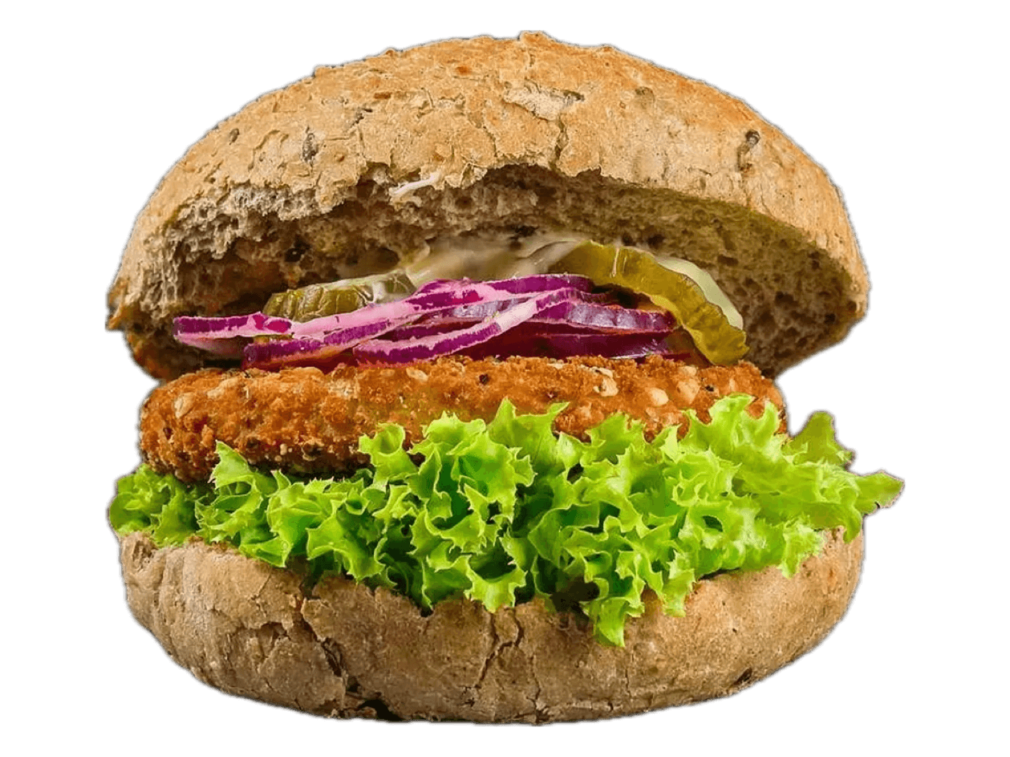 Veggie Burger mit paniertem Gemüse-Patty, Salat, roten Zwiebeln und Gurken im Mehrkorn-Bun